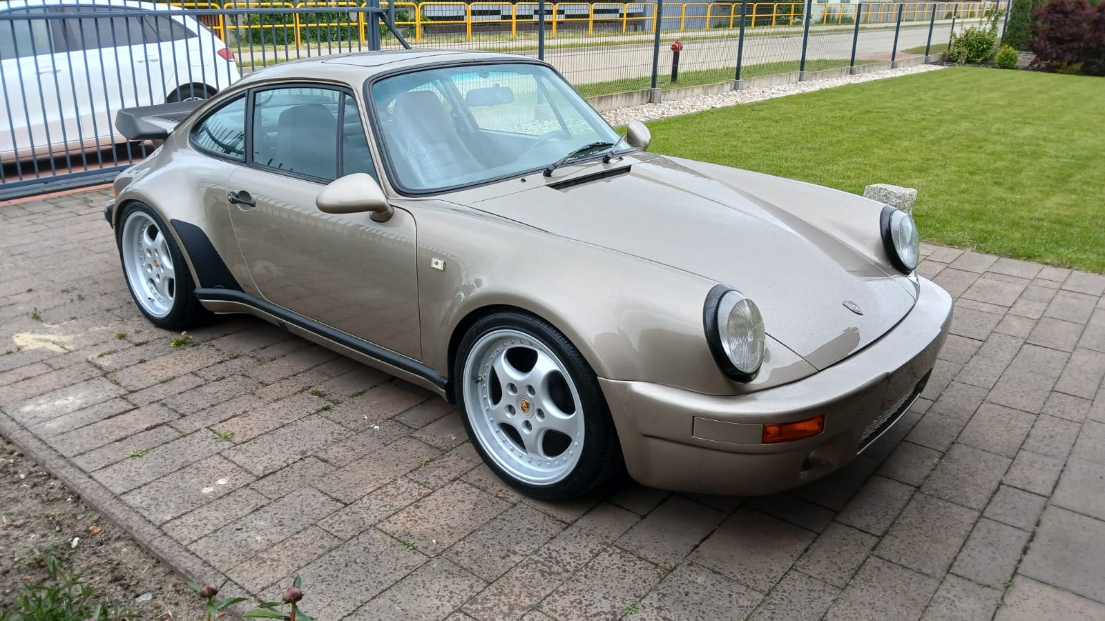 Wycena pojazdu zabytkowego - Porsche 911 i klasyczny motocykl - zdjęcie 1