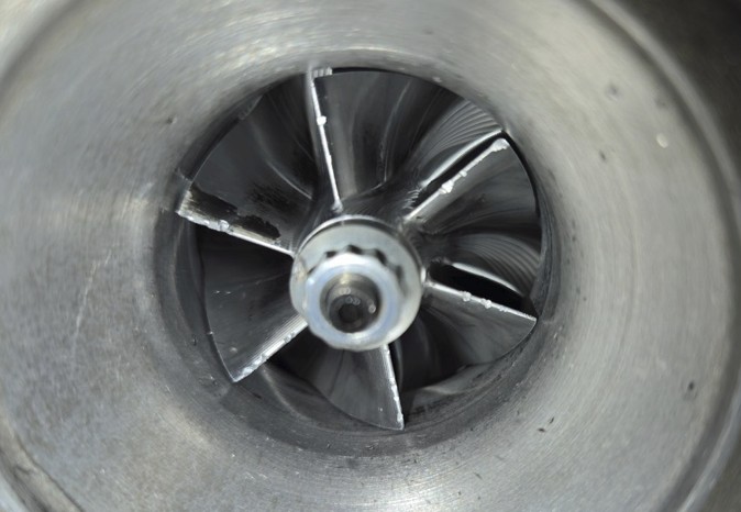 Uszkodzony wirnik turbosprężarki - widok z bliska