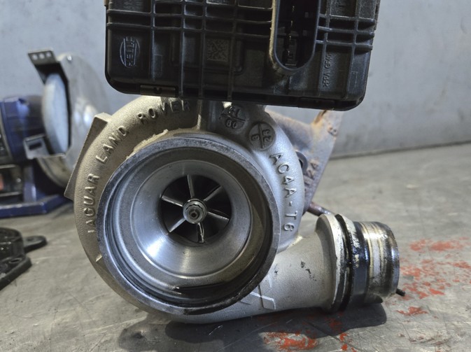 Uszkodzona turbosprężarka Jaguar Land Rover
