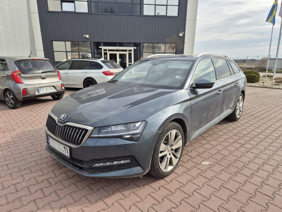 Škoda Superb kombi - widok z przodu