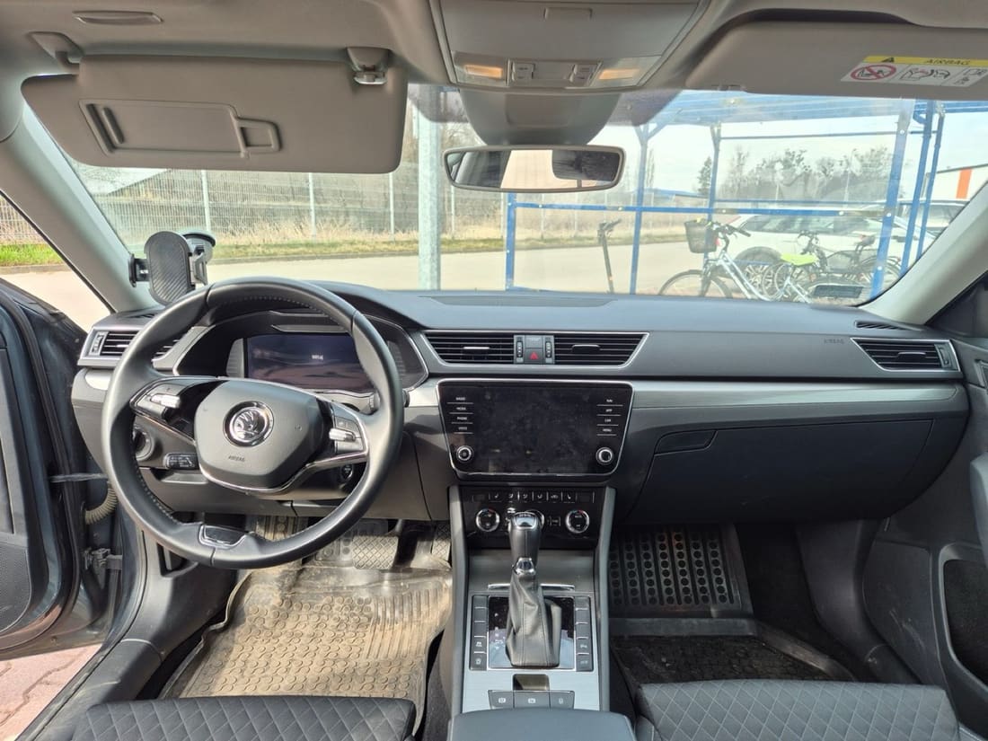 Škoda Superb kombi - wnętrze i kokpit