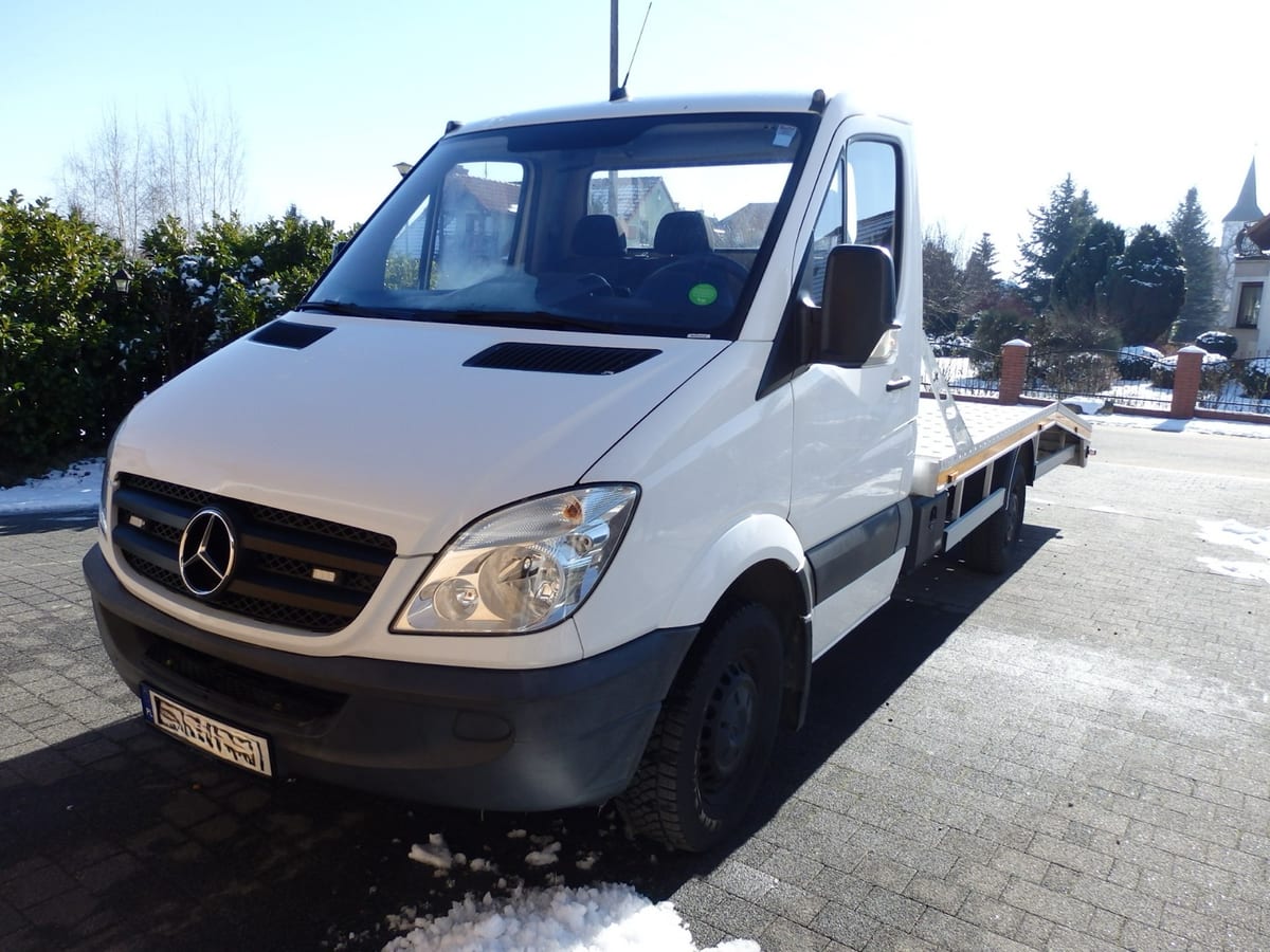Zmiana zabudowy - Mercedes Sprinter przebudowany na pomoc drogową (lawetę)